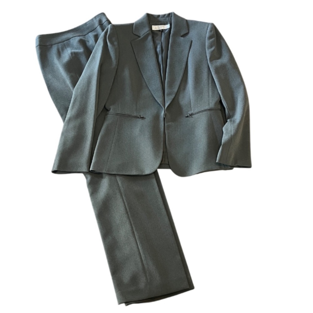Tahari Arthur S Levine Women's Gray Pantsuit - 6